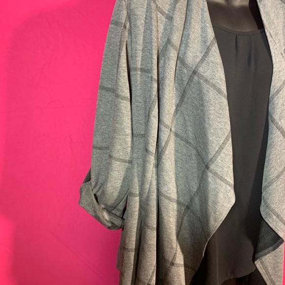 Grey and black plaid knit jacket - Picture 2 of 8